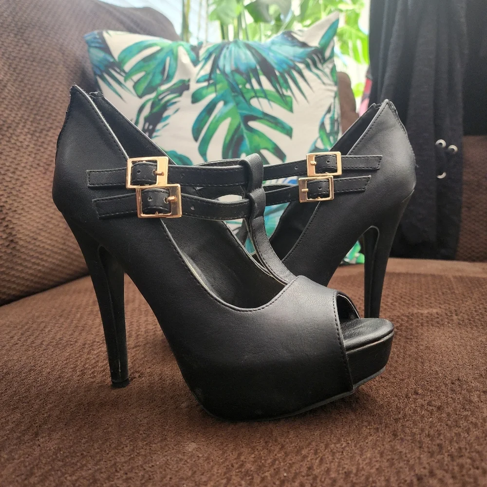 Size 8 heels - Picture 2 of 2